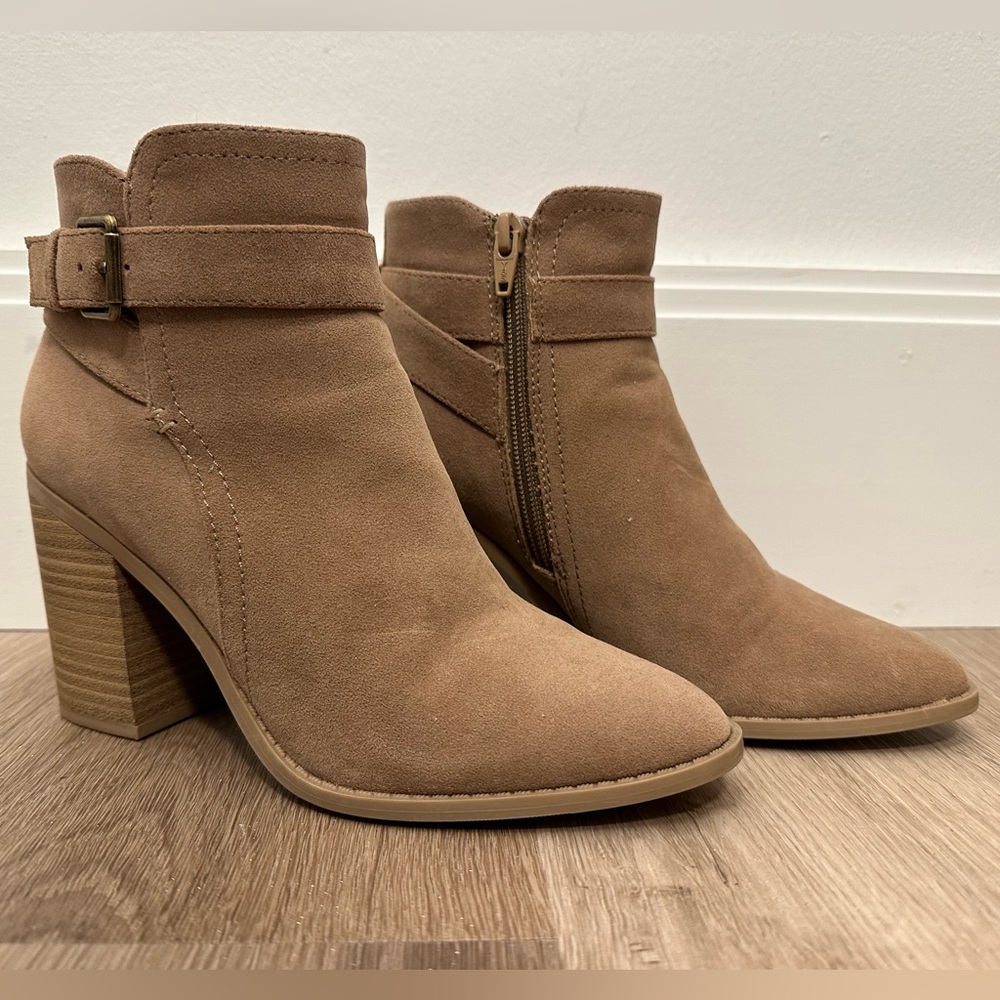 NWOT Universal Thread Women’s Heeled Taupe Booties Size 6.5